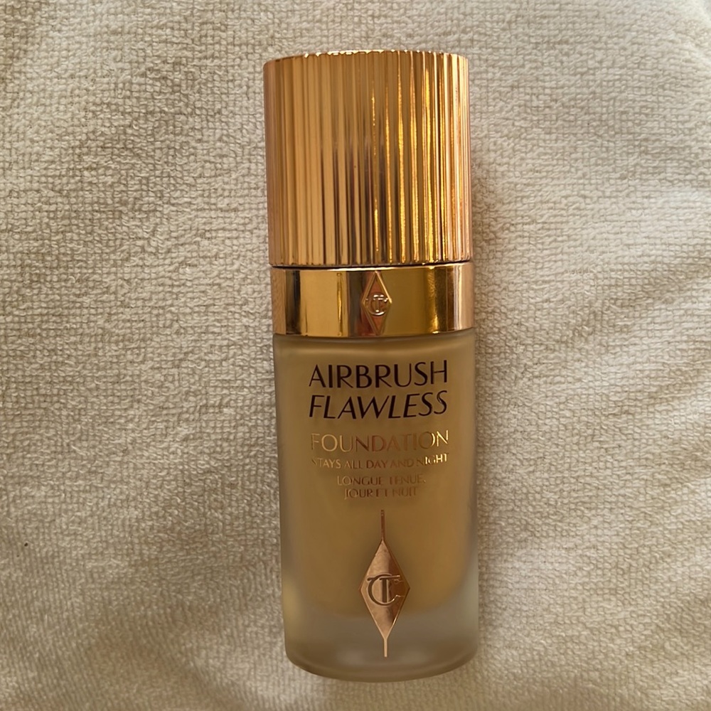 Airbrush flawless foundation by Charlotte Tilbury ( warm- Chaud)